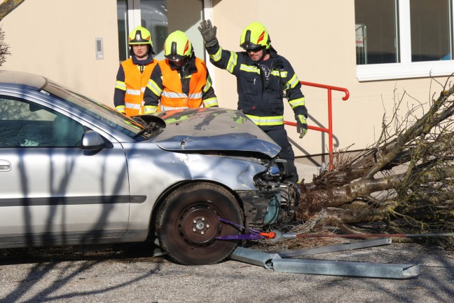 Auto bei Unfall in Alkoven gerade ber "T-Kreuzung" gegen Baum, Hauswand und Gartenzaun gefahren