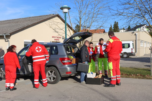 Auto bei Unfall in Alkoven gerade ber "T-Kreuzung" gegen Baum, Hauswand und Gartenzaun gefahren