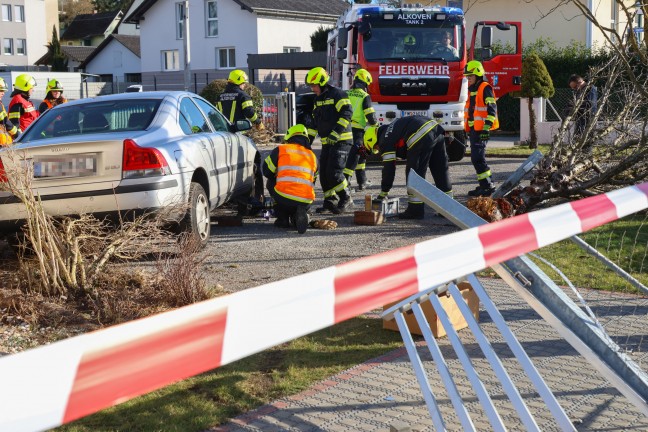 Auto bei Unfall in Alkoven gerade ber "T-Kreuzung" gegen Baum, Hauswand und Gartenzaun gefahren