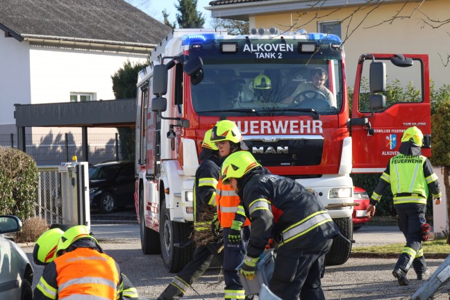 Auto bei Unfall in Alkoven gerade ber "T-Kreuzung" gegen Baum, Hauswand und Gartenzaun gefahren