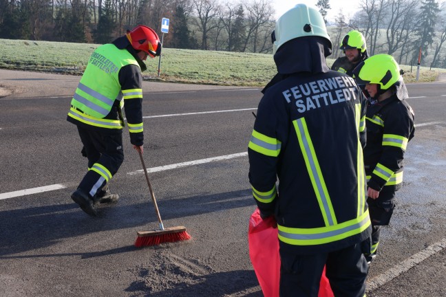 Dieselaustritt in Sattledt: Kraftstoffleitung im Motorraum eines Notarzteinsatzfahrzeuges lste sich