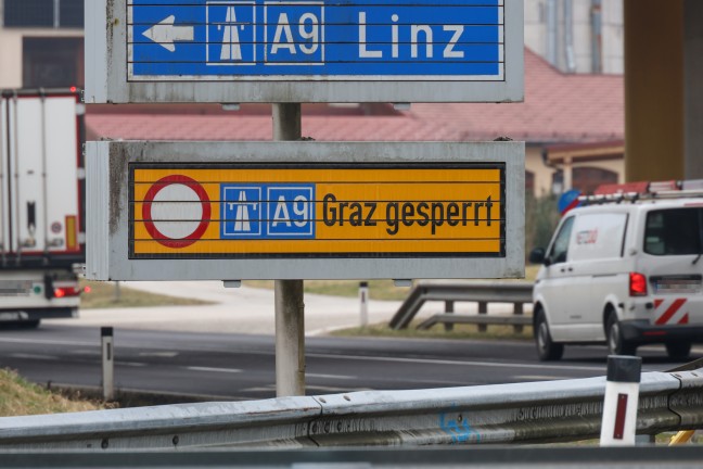 LKW-Auffahrunfall im Tunnel Kienberg auf der Pyhrnautobahn bei Micheldorf in Obersterreich