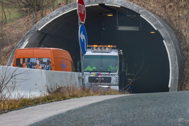 LKW-Auffahrunfall im Tunnel Kienberg auf der Pyhrnautobahn bei Micheldorf in Obersterreich