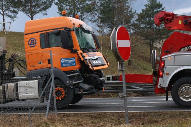 LKW-Auffahrunfall im Tunnel Kienberg auf der Pyhrnautobahn bei Micheldorf in Obersterreich