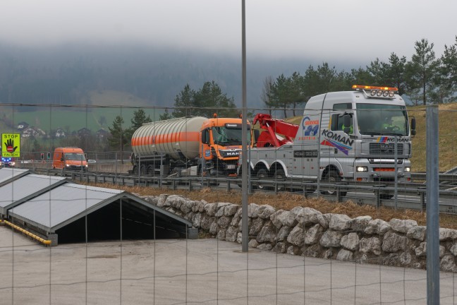 LKW-Auffahrunfall im Tunnel Kienberg auf der Pyhrnautobahn bei Micheldorf in Obersterreich