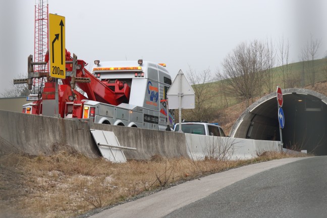 LKW-Auffahrunfall im Tunnel Kienberg auf der Pyhrnautobahn bei Micheldorf in Obersterreich