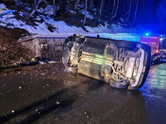 Autoberschlag am Pyhrnpass bei Spital am Pyhrn fordert zwei Verletzte