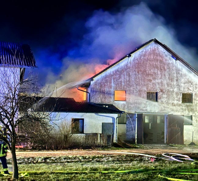 Neun Feuerwehren bei Brand eines Stallgebudes in Neukirchen an der Enknach im Einsatz