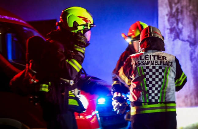 Neun Feuerwehren bei Brand eines Stallgebudes in Neukirchen an der Enknach im Einsatz