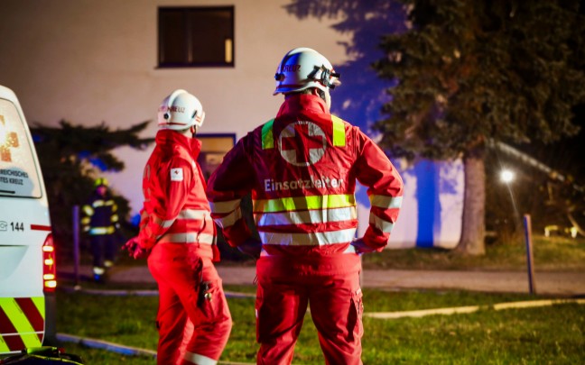 Neun Feuerwehren bei Brand eines Stallgebudes in Neukirchen an der Enknach im Einsatz