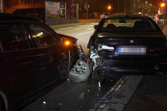 Auto in Wels-Pernau in ein parkendes Fahrzeug gekracht