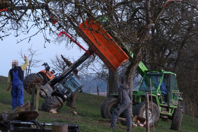 Umgestrzter Teleskoplader: Landwirtschaftlicher Unfall in Grieskirchen endet glimpflich