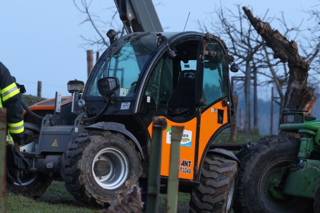 Umgestrzter Teleskoplader: Landwirtschaftlicher Unfall in Grieskirchen endet glimpflich