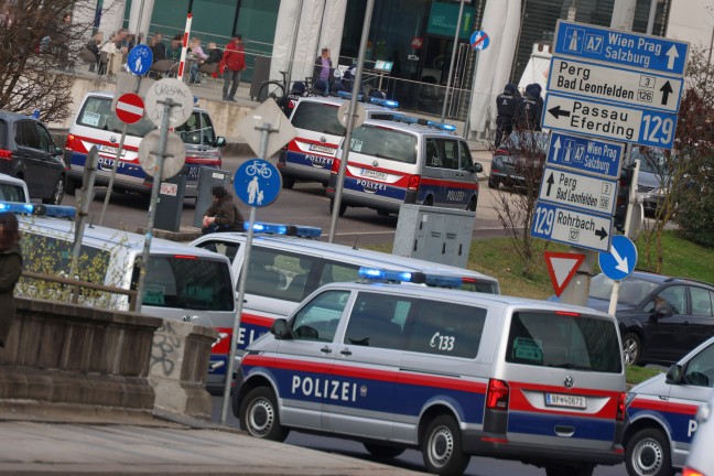 Groaufgebot der Polizei eskortierte "Risikofans" in Linz-Innere Stadt zum Donauparkstadion