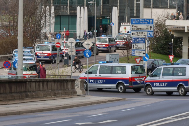 Groaufgebot der Polizei eskortierte "Risikofans" in Linz-Innere Stadt zum Donauparkstadion