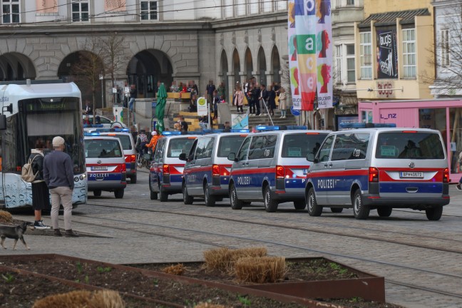 Groaufgebot der Polizei eskortierte "Risikofans" in Linz-Innere Stadt zum Donauparkstadion