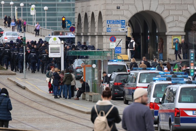 Groaufgebot der Polizei eskortierte "Risikofans" in Linz-Innere Stadt zum Donauparkstadion