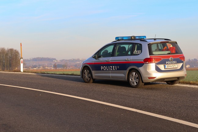 Auto von Rampe der Kremstalstrae bei Pasching abgekommen und im Feld gelandet