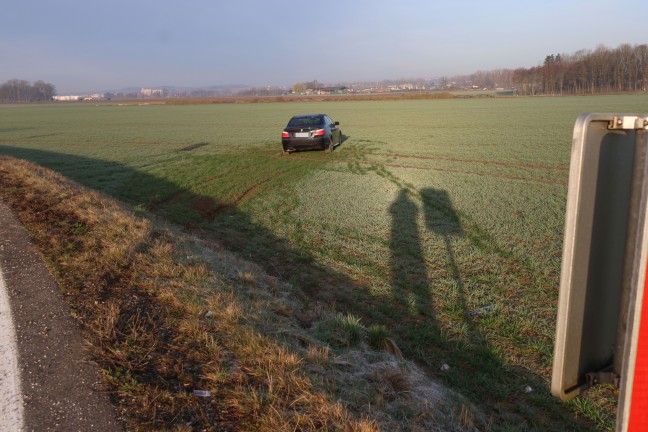 Auto von Rampe der Kremstalstrae bei Pasching abgekommen und im Feld gelandet