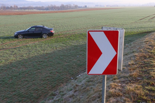 Auto von Rampe der Kremstalstrae bei Pasching abgekommen und im Feld gelandet