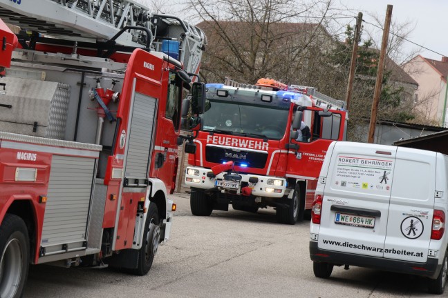Feuerwehr und Rauchfangkehrer bei CO-Austritt in einem Wohnhaus in Wels-Neustadt im Einsatz