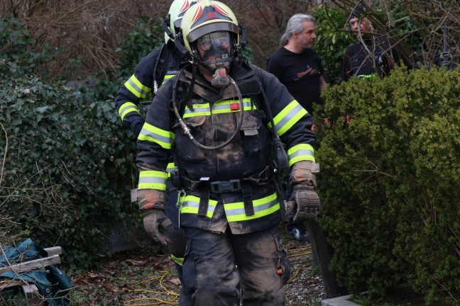 Feuerwehr und Rauchfangkehrer bei CO-Austritt in einem Wohnhaus in Wels-Neustadt im Einsatz