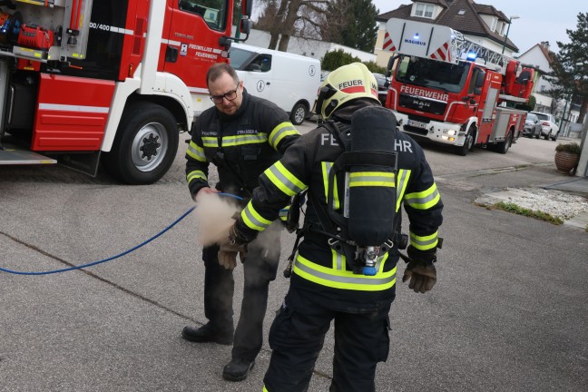 Feuerwehr und Rauchfangkehrer bei CO-Austritt in einem Wohnhaus in Wels-Neustadt im Einsatz