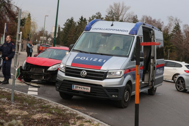 Kreuzungskollision mit drei beteiligten PKW in Wels-Vogelweide