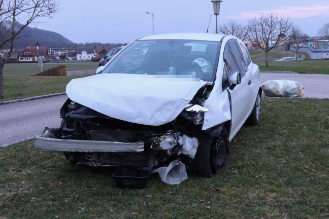 Schwerer Verkehrsunfall in Regau: Autolenker fuhr durch Garten und prallte gegen Hauswand