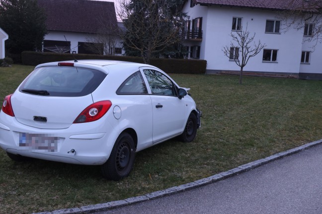 Schwerer Verkehrsunfall in Regau: Autolenker fuhr durch Garten und prallte gegen Hauswand