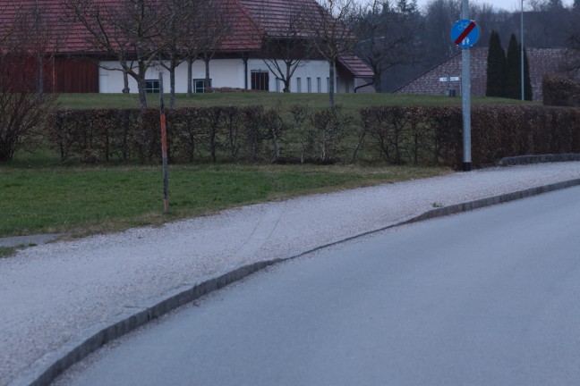 Schwerer Verkehrsunfall in Regau: Autolenker fuhr durch Garten und prallte gegen Hauswand