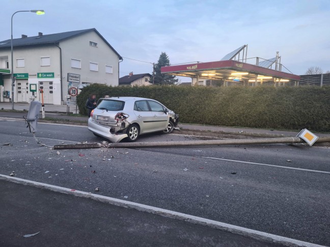 Auto in Linz-Ebelsberg gegen Straenlaterne gekracht