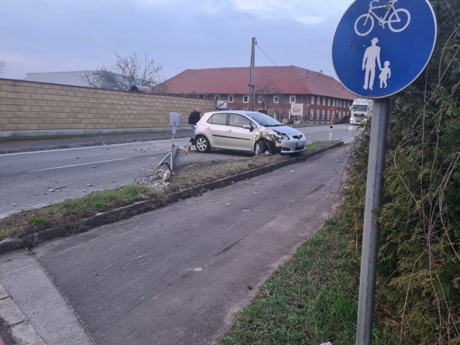 Auto in Linz-Ebelsberg gegen Straenlaterne gekracht