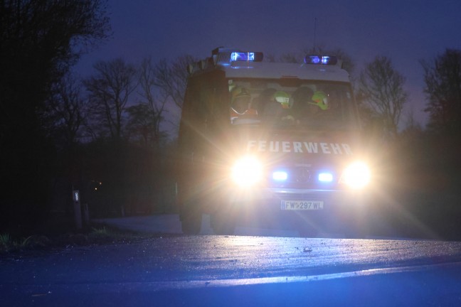 Schadstoffeinsatz: Grn verfrbter Bach in Neukirchen bei Lambach sorgte fr Einsatz der Feuerwehr