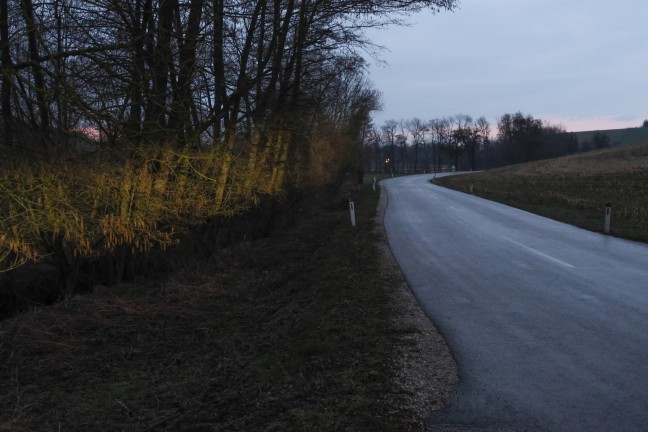 Schadstoffeinsatz: Grn verfrbter Bach in Neukirchen bei Lambach sorgte fr Einsatz der Feuerwehr