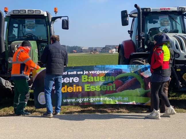 Ministerbesuch in Pndorf von groer Protestfahrt der Bauern samt Traktoren begleitet