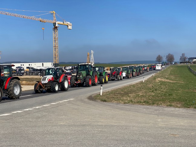 Ministerbesuch in Pndorf von groer Protestfahrt der Bauern samt Traktoren begleitet