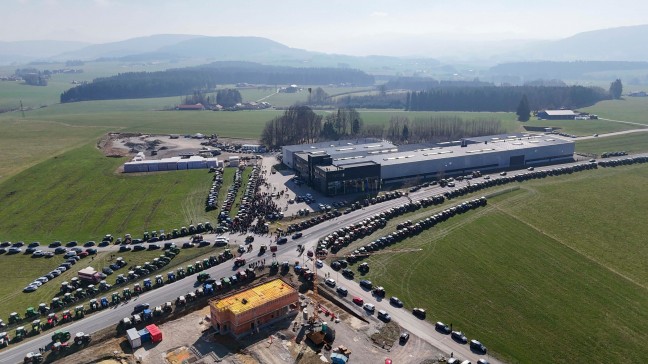 Ministerbesuch in Pndorf von groer Protestfahrt der Bauern samt Traktoren begleitet