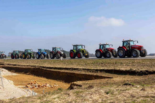 Ministerbesuch in Pndorf von groer Protestfahrt der Bauern samt Traktoren begleitet