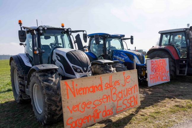 Ministerbesuch in Pndorf von groer Protestfahrt der Bauern samt Traktoren begleitet