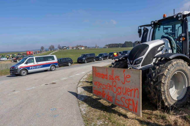 Ministerbesuch in Pndorf von groer Protestfahrt der Bauern samt Traktoren begleitet