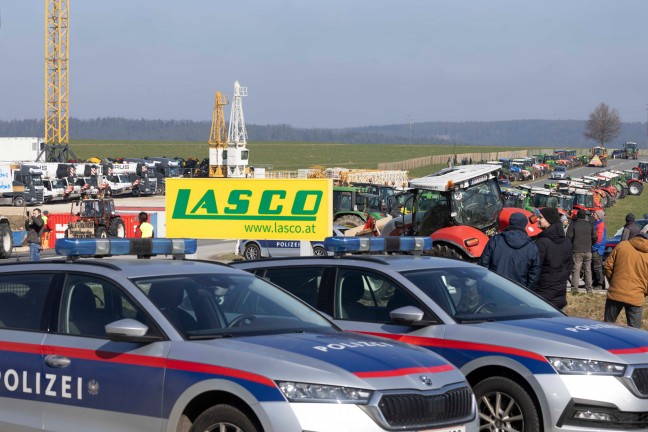 Ministerbesuch in Pndorf von groer Protestfahrt der Bauern samt Traktoren begleitet