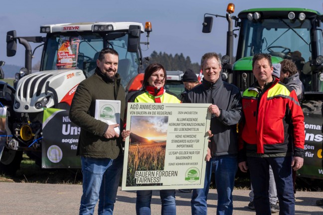 Ministerbesuch in Pndorf von groer Protestfahrt der Bauern samt Traktoren begleitet