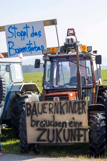 Ministerbesuch in Pndorf von groer Protestfahrt der Bauern samt Traktoren begleitet