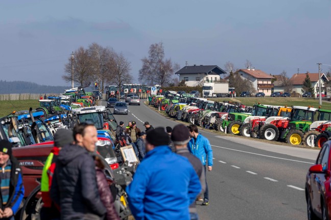 Ministerbesuch in Pndorf von groer Protestfahrt der Bauern samt Traktoren begleitet