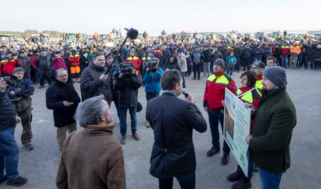 Ministerbesuch in Pndorf von groer Protestfahrt der Bauern samt Traktoren begleitet