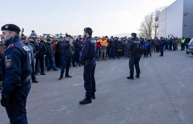 Ministerbesuch in Pndorf von groer Protestfahrt der Bauern samt Traktoren begleitet