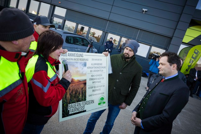 Ministerbesuch in Pndorf von groer Protestfahrt der Bauern samt Traktoren begleitet