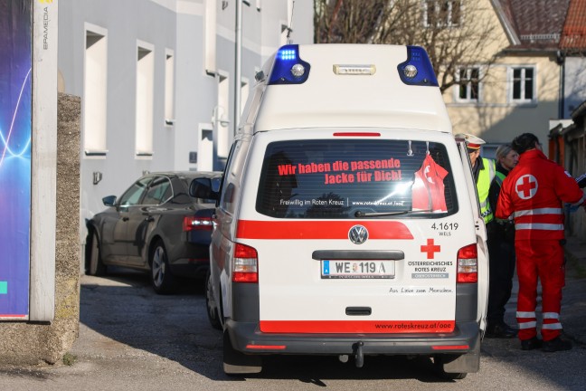 Auto in Wels-Neustadt an Hausfassade angefahren