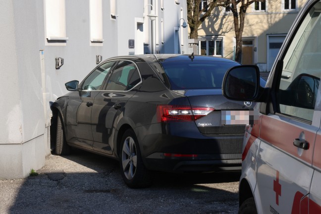 Auto in Wels-Neustadt an Hausfassade angefahren